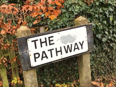 Photograph of of Sign at SW end of Aldenham 57, The Pathway