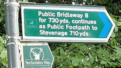 Photograph of Graveley 8 bridleway heading southwestwards