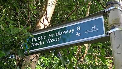 Photograph along Tewin 8 bridleway
